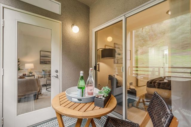 320 320 Caldecott 116, Oakland, CA 94618