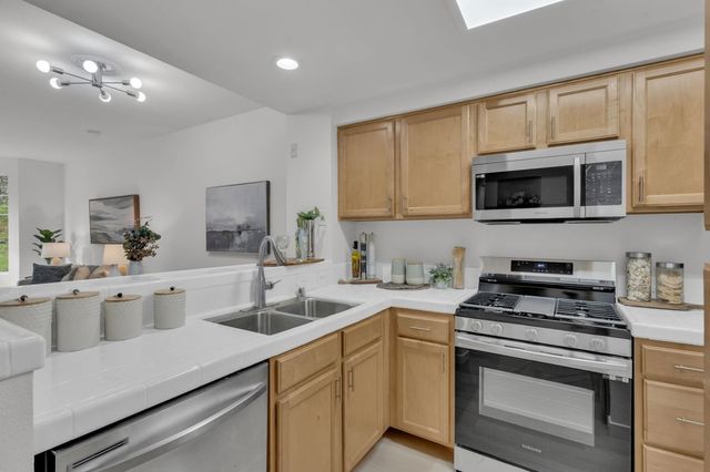 320 320 Caldecott 116, Oakland, CA 94618