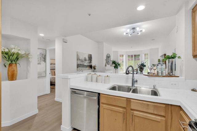 320 320 Caldecott 116, Oakland, CA 94618