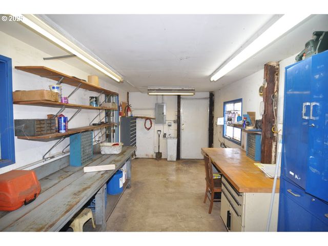 18385 S SPRINGWATER Rd, Estacada, OR 97023