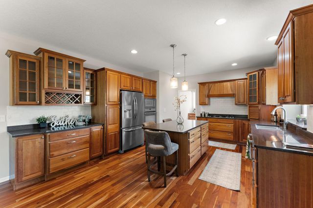 2454 Sandstone Place, Woodbury, MN 55129