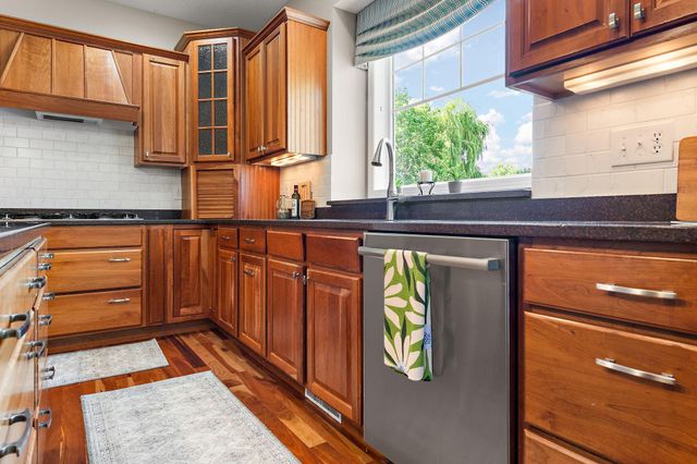 2454 Sandstone Place, Woodbury, MN 55129