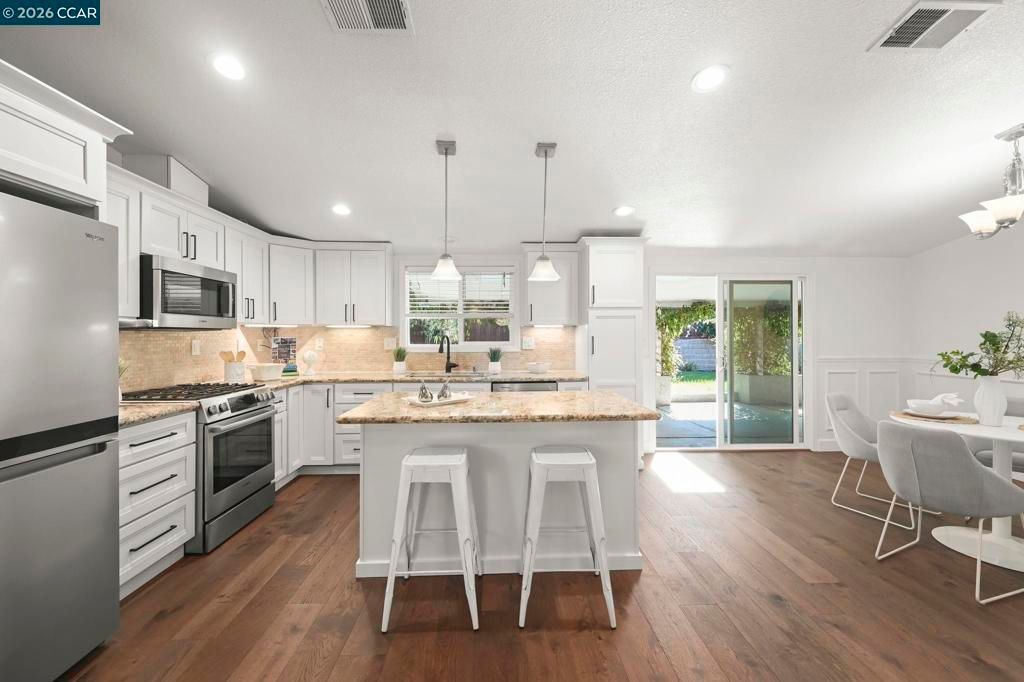 Image 8 of property listing at 3782 Hitchcock Rd, Concord, CA 94518