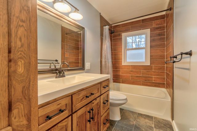 806 Treelane Drive, Newburgh, IN 47630