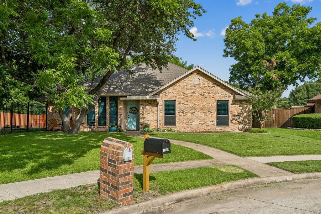 1907 Lansdown Court, Carrollton, TX 75010