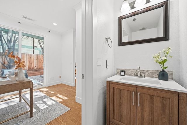 2291 Oaktree Drive 201, Mountain View, CA 94040