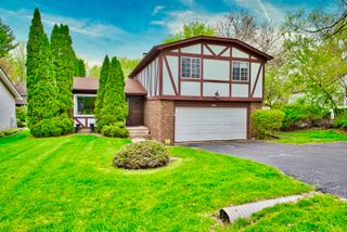 5405 Burwood Road, Oakwood Hills, IL 60013