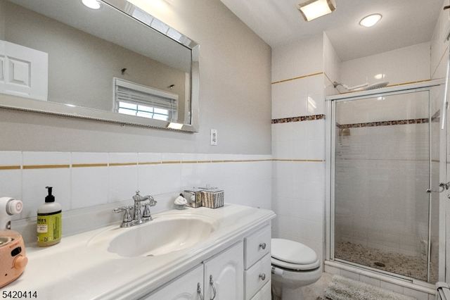 8 Curtis Dr, Lincoln Park Boro, NJ 07035