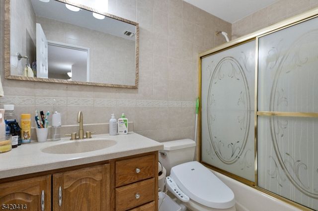 8 Curtis Dr, Lincoln Park Boro, NJ 07035