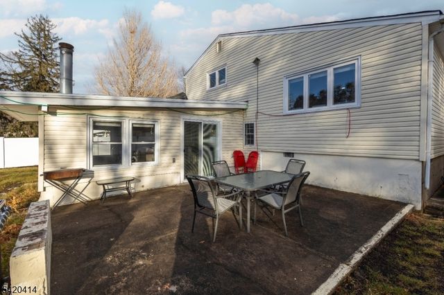 8 Curtis Dr, Lincoln Park Boro, NJ 07035