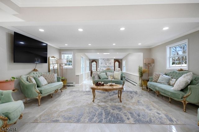 8 Curtis Dr, Lincoln Park Boro, NJ 07035