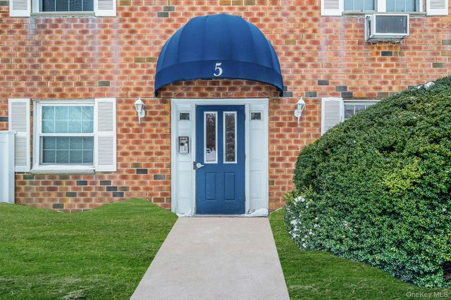 460 Old Town Road APT 5-M, Port Jefferson Station, NY 11776