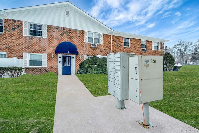 460 Old Town Road APT 5-M, Port Jefferson Station, NY 11776