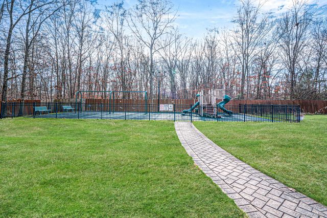 460 Old Town Road APT 5-M, Port Jefferson Station, NY 11776