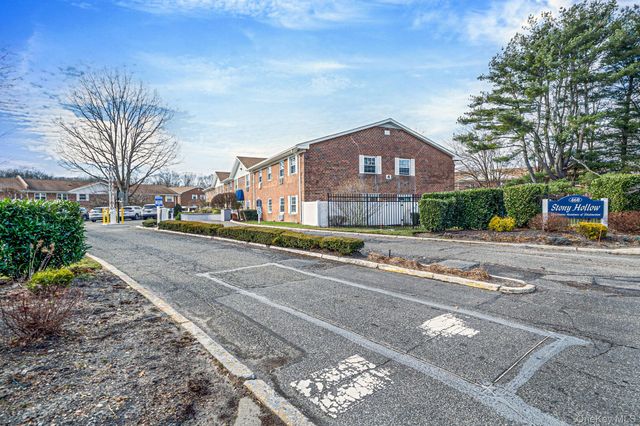 460 Old Town Road APT 5-M, Port Jefferson Station, NY 11776