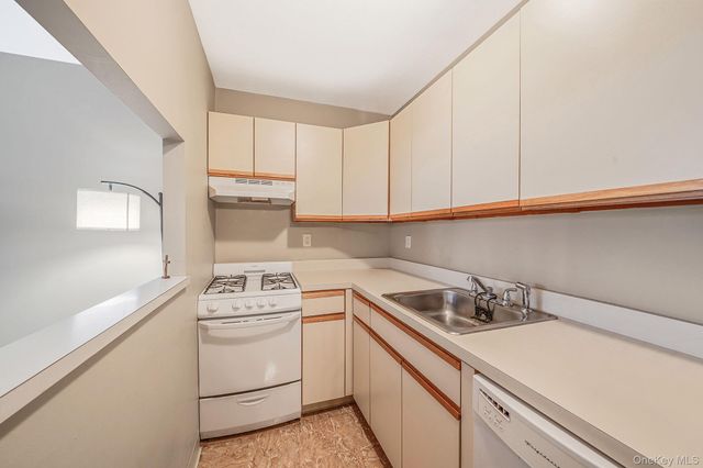 460 Old Town Road APT 5-M, Port Jefferson Station, NY 11776