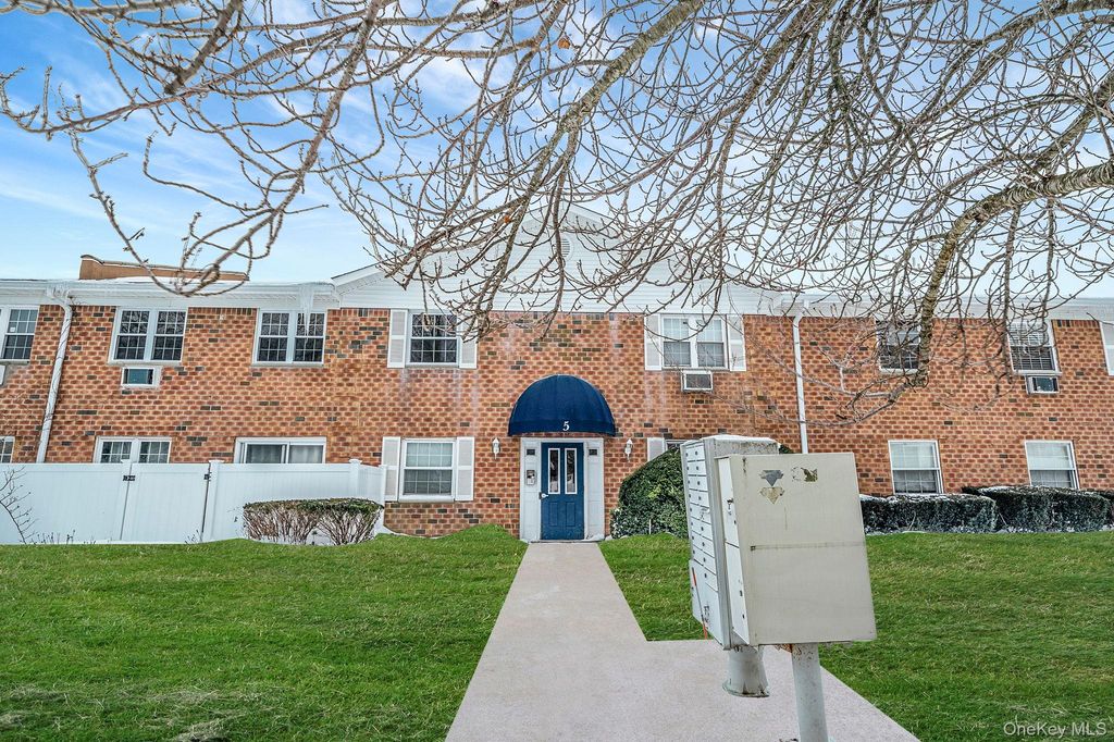 460 Old Town Road APT 5-M, Port Jefferson Station, NY 11776