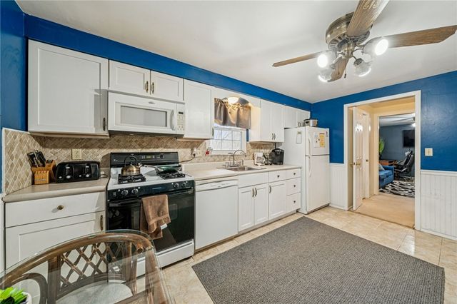 208 Crescent Garden Dr, Penn Hills, PA 15235