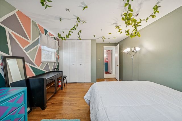 208 Crescent Garden Dr, Penn Hills, PA 15235