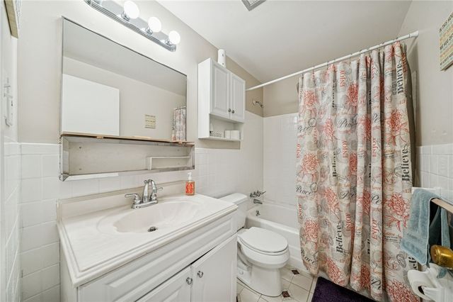 208 Crescent Garden Dr, Penn Hills, PA 15235