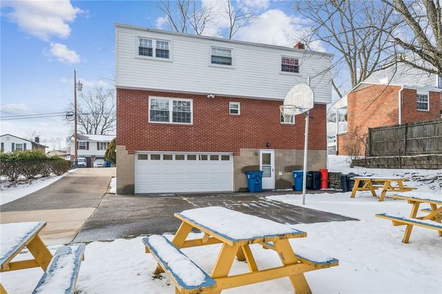 208 Crescent Garden Dr, Penn Hills, PA 15235