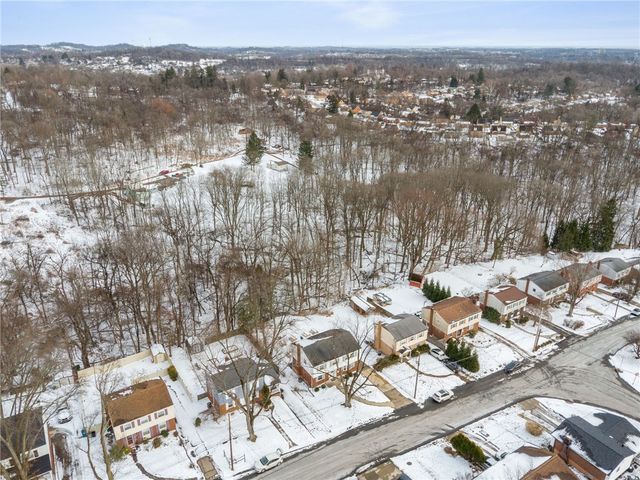 208 Crescent Garden Dr, Penn Hills, PA 15235