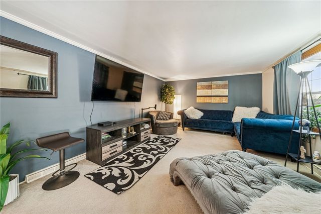 208 Crescent Garden Dr, Penn Hills, PA 15235