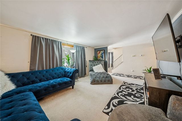 208 Crescent Garden Dr, Penn Hills, PA 15235