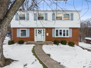 208 Crescent Garden Dr, Penn Hills, PA 15235