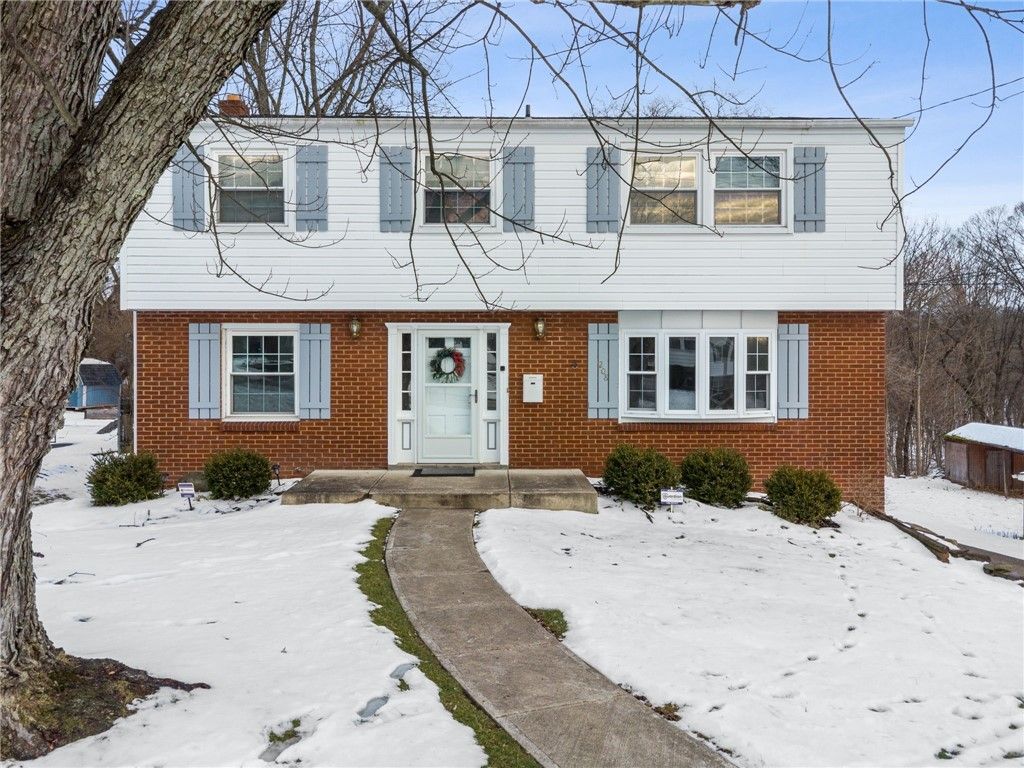208 Crescent Garden Dr, Penn Hills, PA 15235
