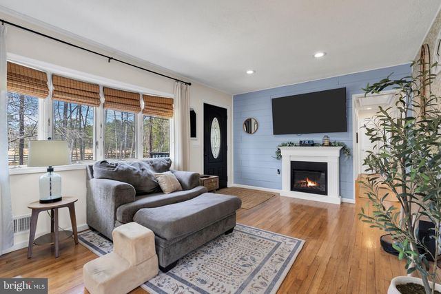 7 CHESTNUT DR, Jackson, NJ 08527
