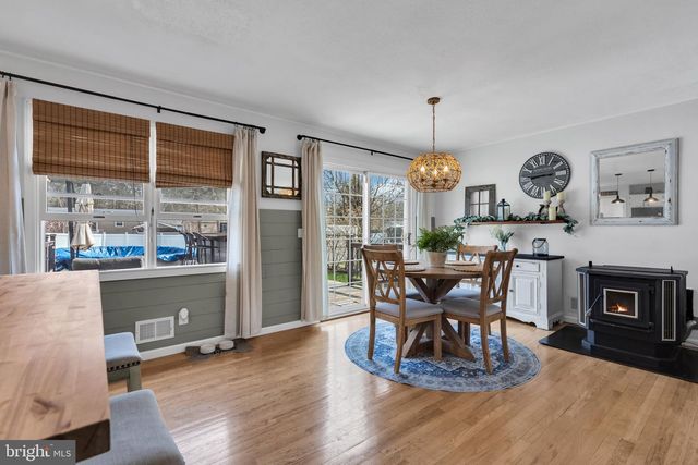 7 CHESTNUT DR, Jackson, NJ 08527