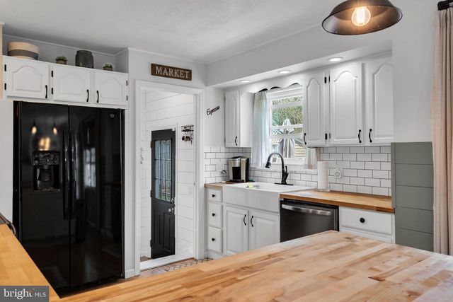 7 CHESTNUT DR, Jackson, NJ 08527
