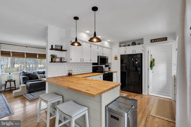 7 CHESTNUT DR, Jackson, NJ 08527