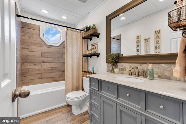 7 CHESTNUT DR, Jackson, NJ 08527