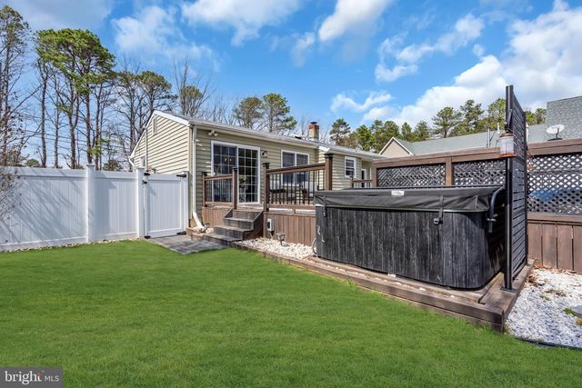 7 CHESTNUT DR, Jackson, NJ 08527
