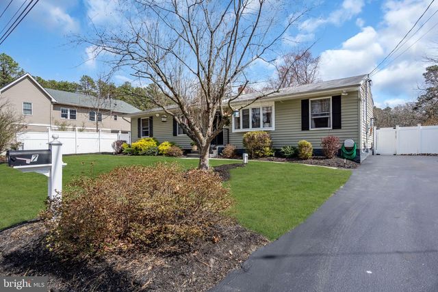 7 CHESTNUT DR, Jackson, NJ 08527