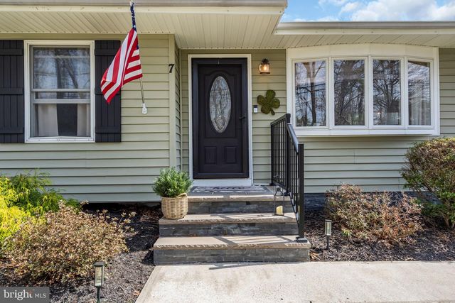 7 CHESTNUT DR, Jackson, NJ 08527