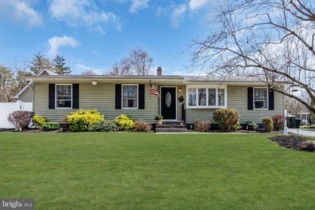 7 CHESTNUT DR, Jackson, NJ 08527