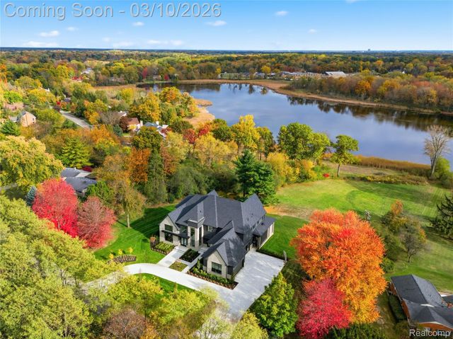 3281 Chickering Lane, Bloomfield Charter Township, MI 48302