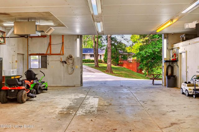 8111& 8113 Acme Way, Louisville, KY 40219