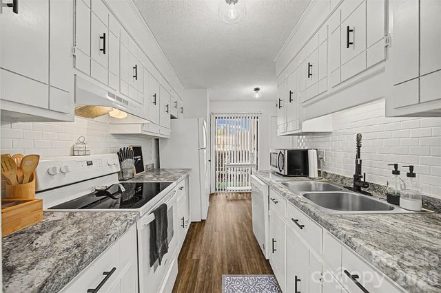 7911 Charter Oak Lane, Charlotte, NC 28226