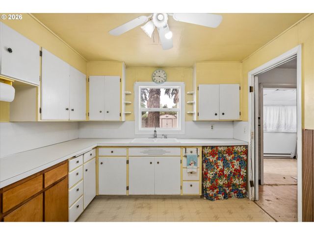 940 W M St, Springfield, OR 97477
