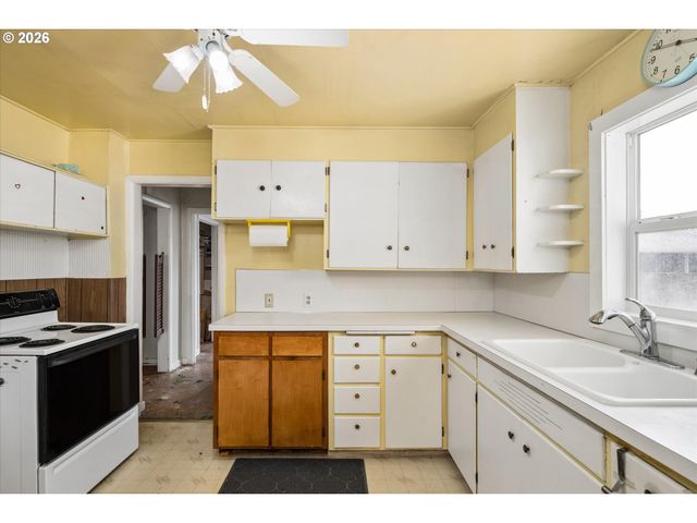 940 W M St, Springfield, OR 97477