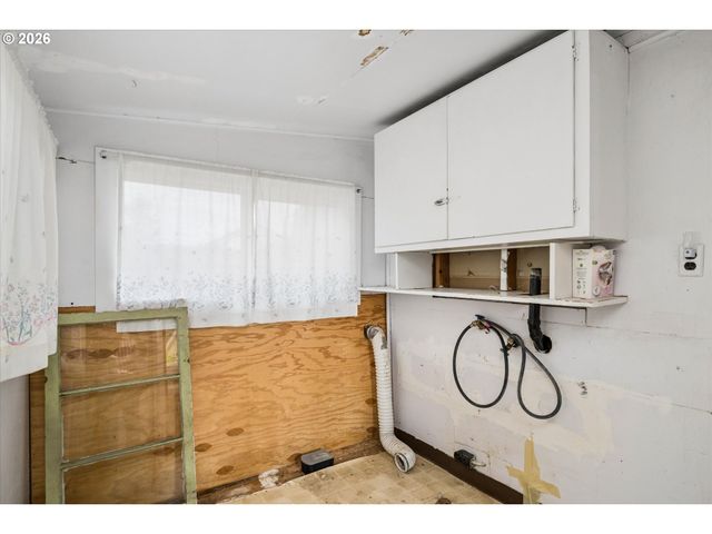 940 W M St, Springfield, OR 97477