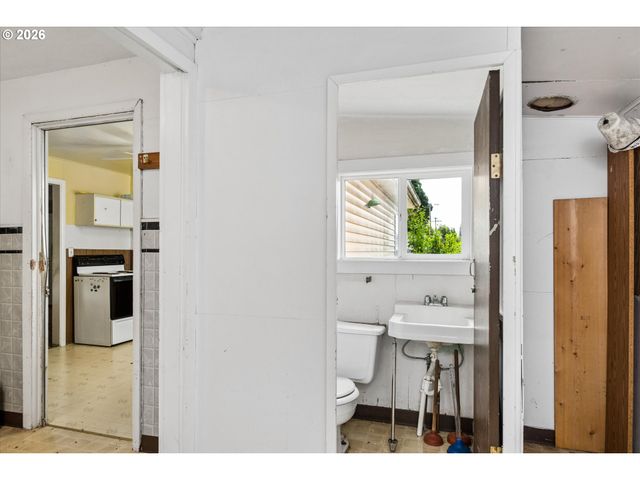 940 W M St, Springfield, OR 97477