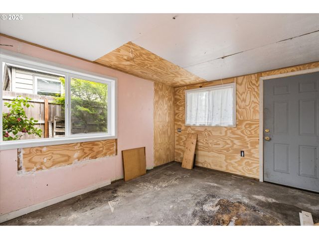 940 W M St, Springfield, OR 97477