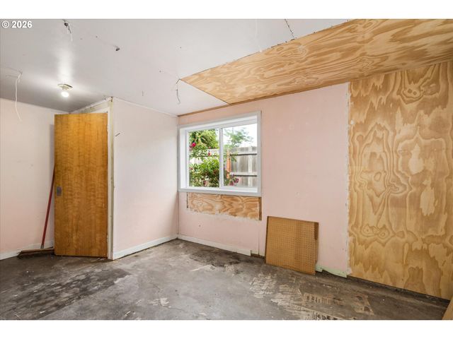 940 W M St, Springfield, OR 97477