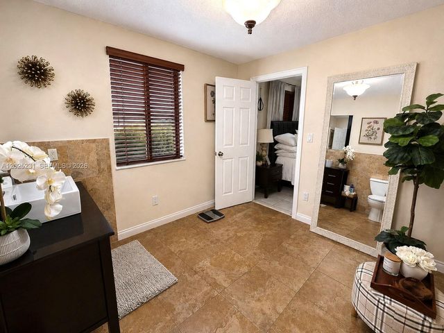 11425 SW 43rd Ter, Miami, FL 33165
