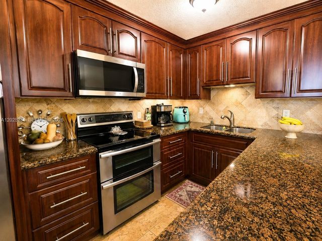 11425 SW 43rd Ter, Miami, FL 33165